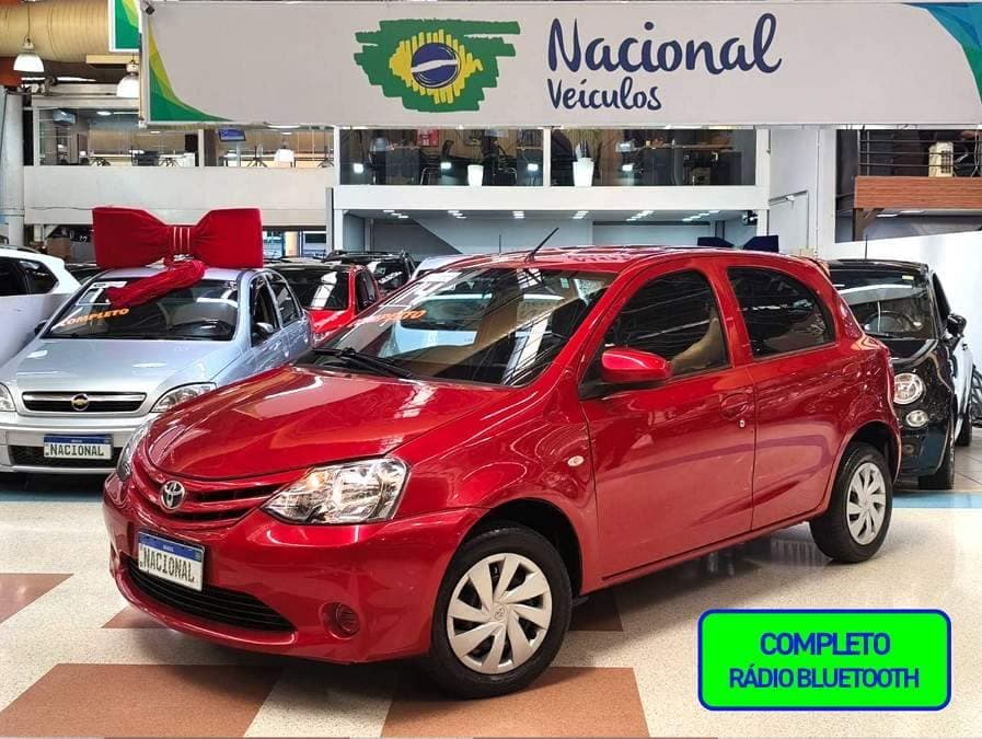 Toyota Etios 1.3 X COMPLETO + SOM ORIGINAL COM BLUETOOTH