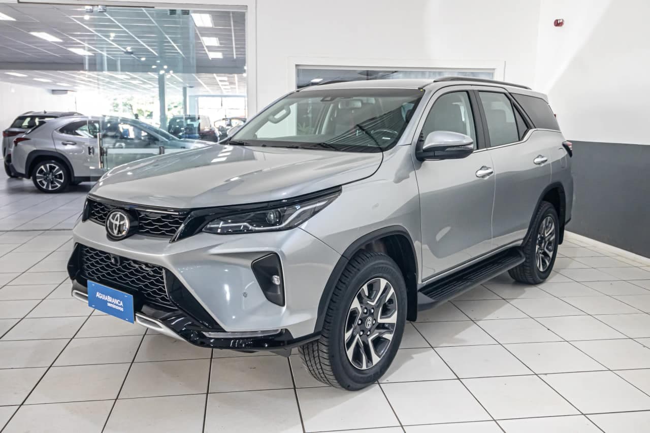 Toyota Hilux 2.8 D-4D TURBO DIESEL SRX PLATINUM 7L 4X4 AUTOMÁTICO