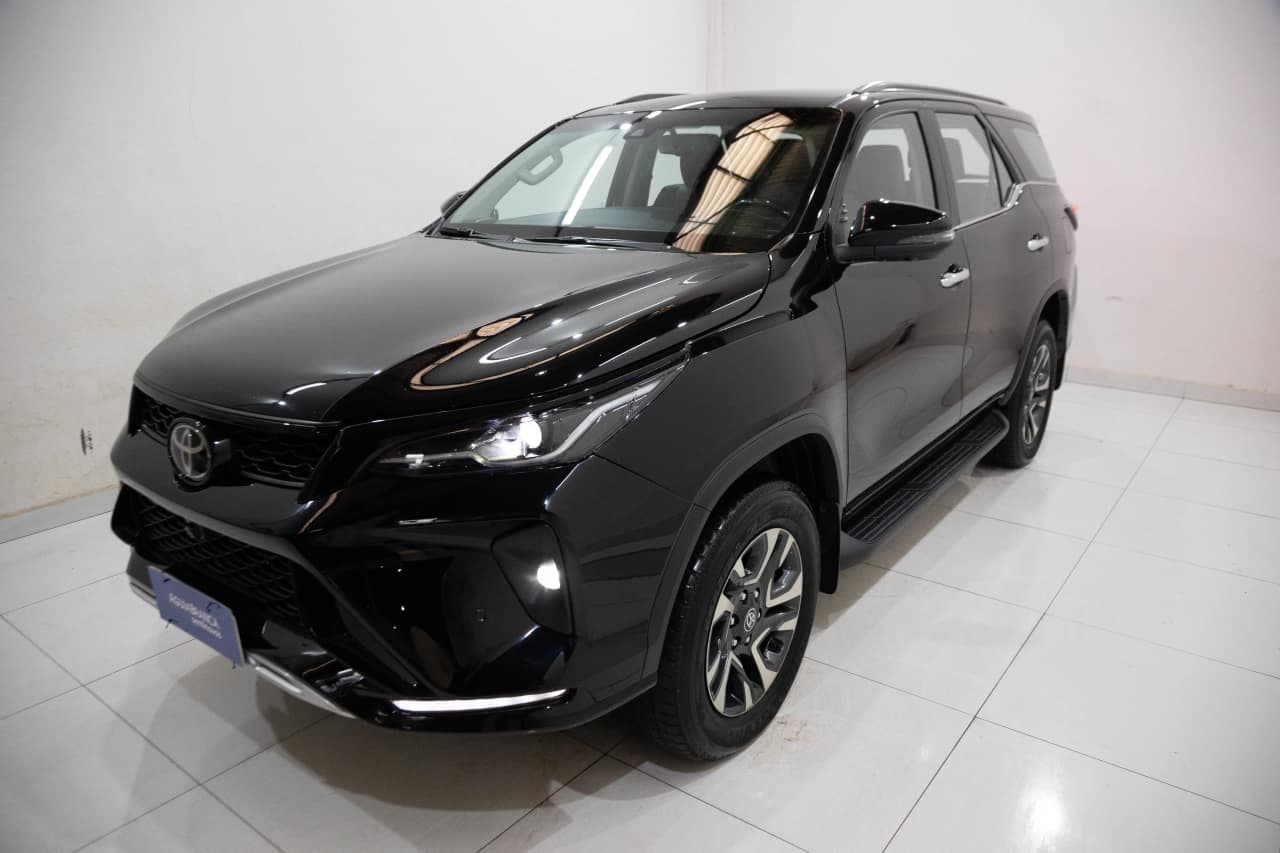 Toyota Hilux 2.8 D-4D TURBO DIESEL SRX PLATINUM 7L 4X4 AUTOMÁTICO