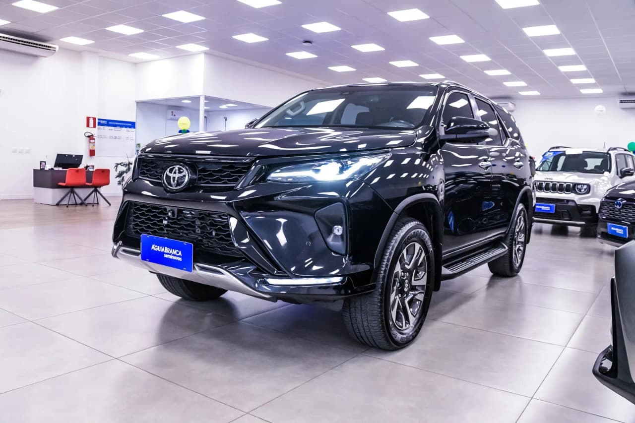Toyota Hilux 2.8 D-4D TURBO DIESEL SRX PLATINUM 7L 4X4 AUTOMÁTICO