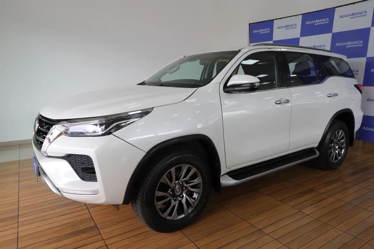 Toyota Hilux 2.8 D-4D TURBO DIESEL SRX 7L 4X4 AUTOMÁTICO