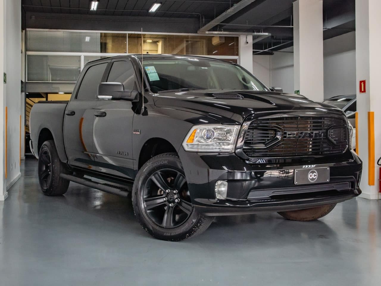 RAM Classic 5.7 V8 GASOLINA LARAMIE NIGHT EDITION CD 4X4 AUTOMÁTICO