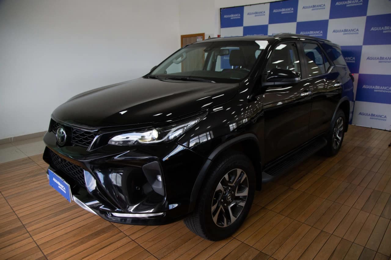 Toyota Hilux 2.8 D-4D TURBO DIESEL SRX PLATINUM 7L 4X4 AUTOMÁTICO