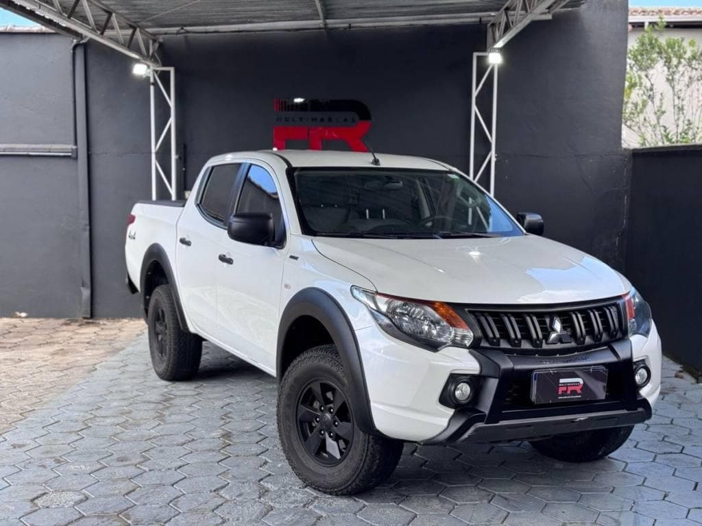 Mitsubishi L200 Tri. Outd. GLX 2.4 CD 4x4 Die. Mec.