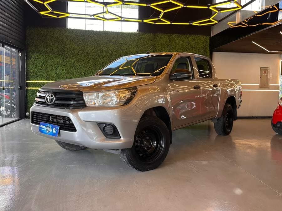 Toyota Hilux 2.8 TURBO DIESEL 4X4 - MANUAL - COMPLETA