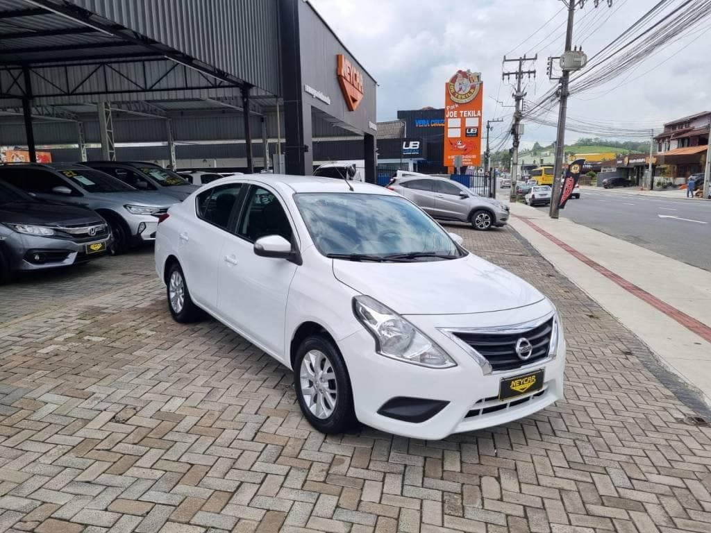 Nissan Versa SV 1.6 AUTOMÁTICO