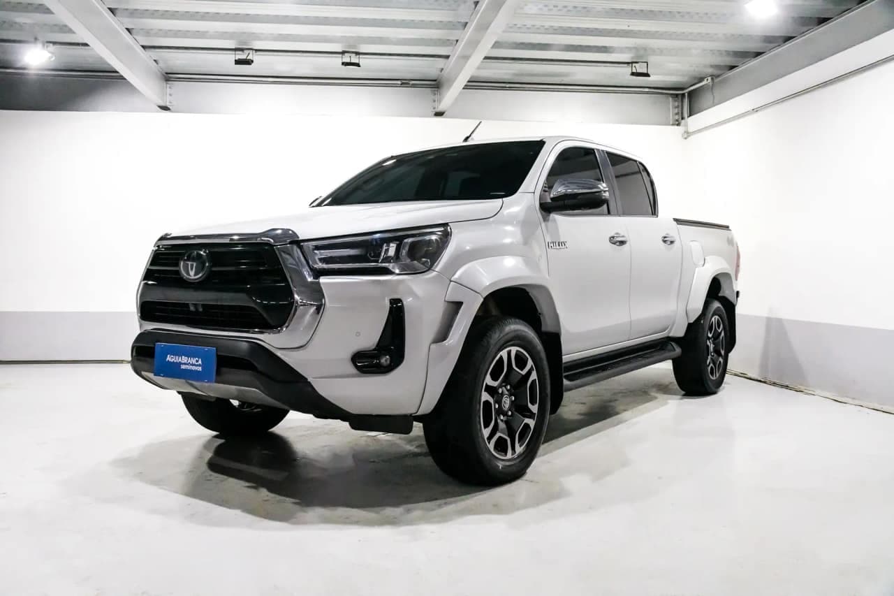 Toyota Hilux 2.8 D-4D TURBO DIESEL CD SRX PLUS 4X4 AUTOMÁTICO