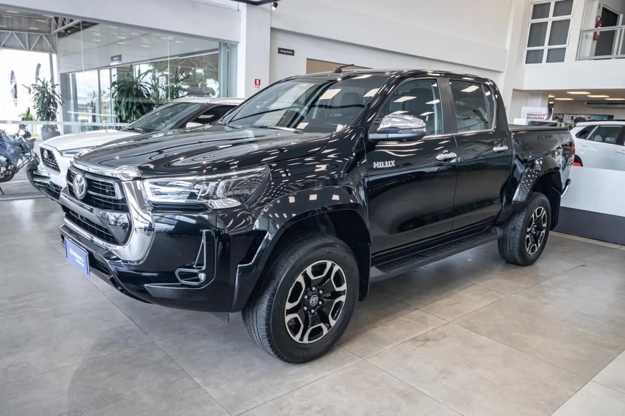 Toyota Hilux 2.8 D-4D TURBO DIESEL CD SRX PLUS 4X4 AUTOMÁTICO