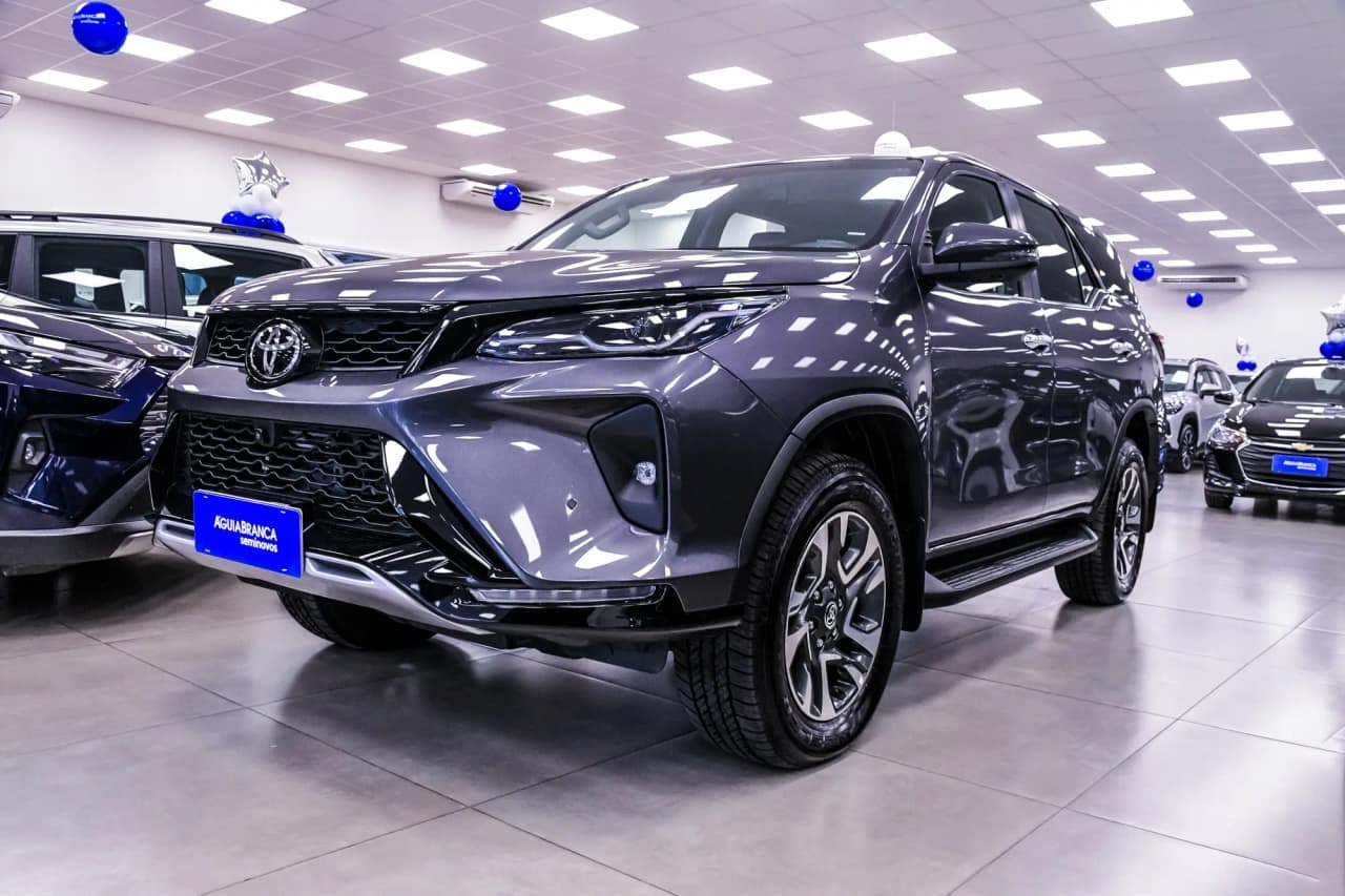 Toyota Hilux 2.8 D-4D TURBO DIESEL SRX PLATINUM 7L 4X4 AUTOMÁTICO