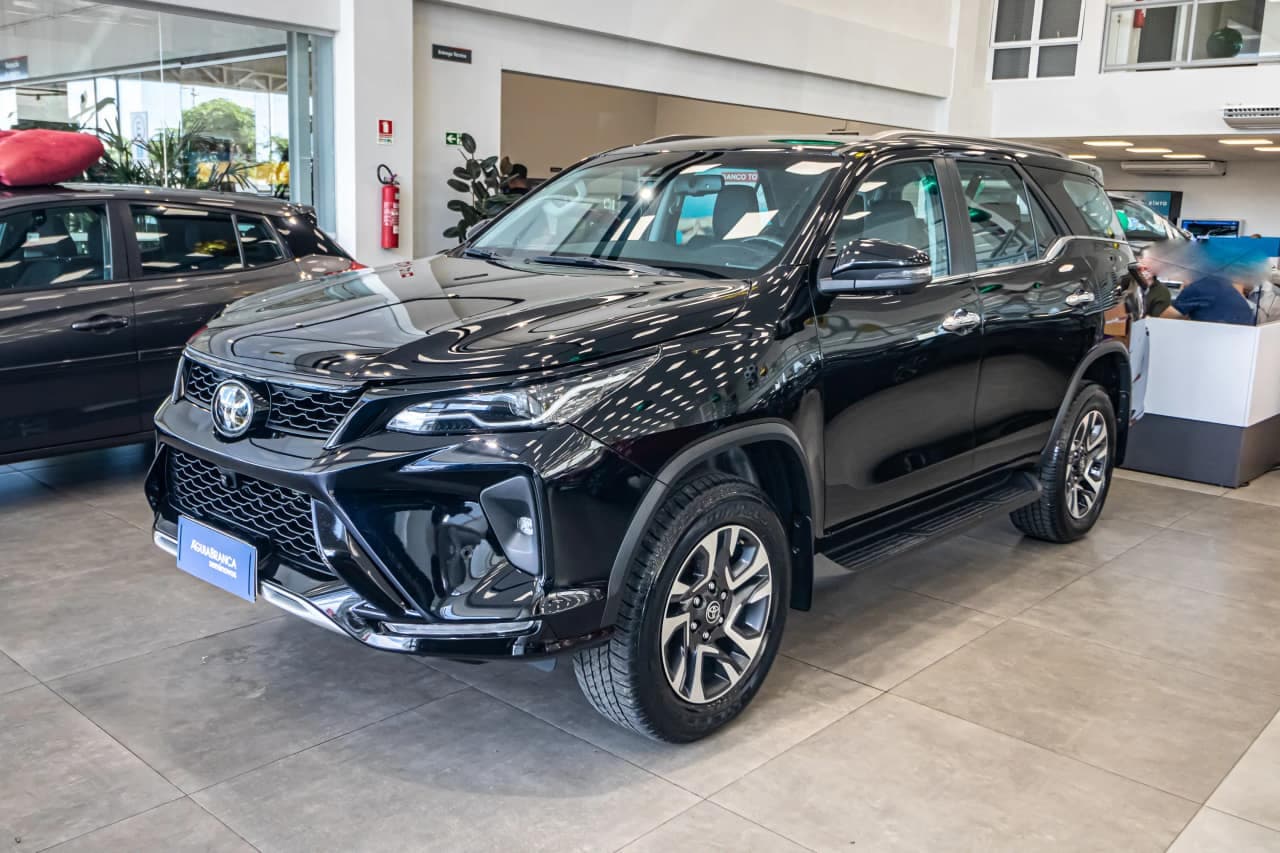 Toyota Hilux 2.8 D-4D TURBO DIESEL SRX PLATINUM 7L 4X4 AUTOMÁTICO