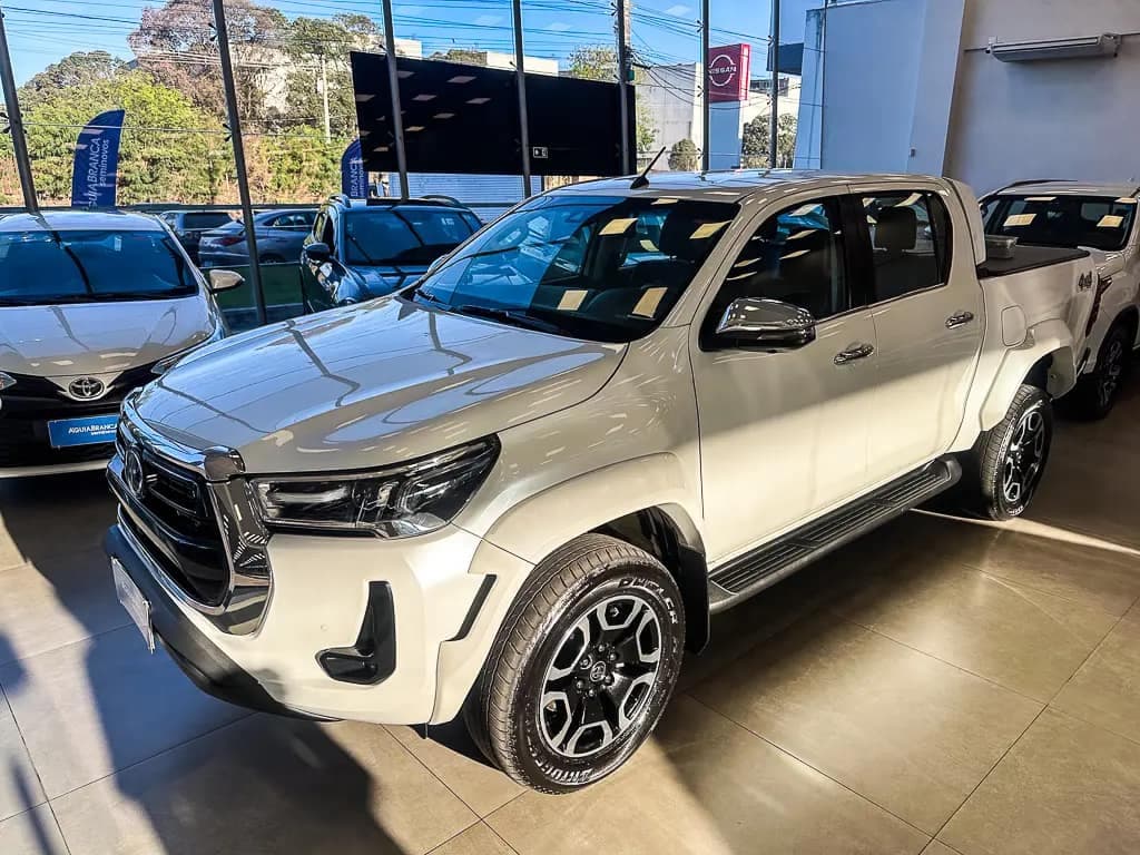 Toyota Hilux 2.8 D-4D TURBO DIESEL CD SRX PLUS 4X4 AUTOMÁTICO