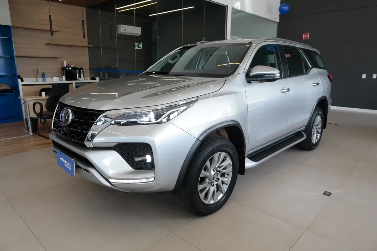 Toyota Hilux 2.8 D-4D TURBO DIESEL SRX 4X4 AUTOMÁTICO