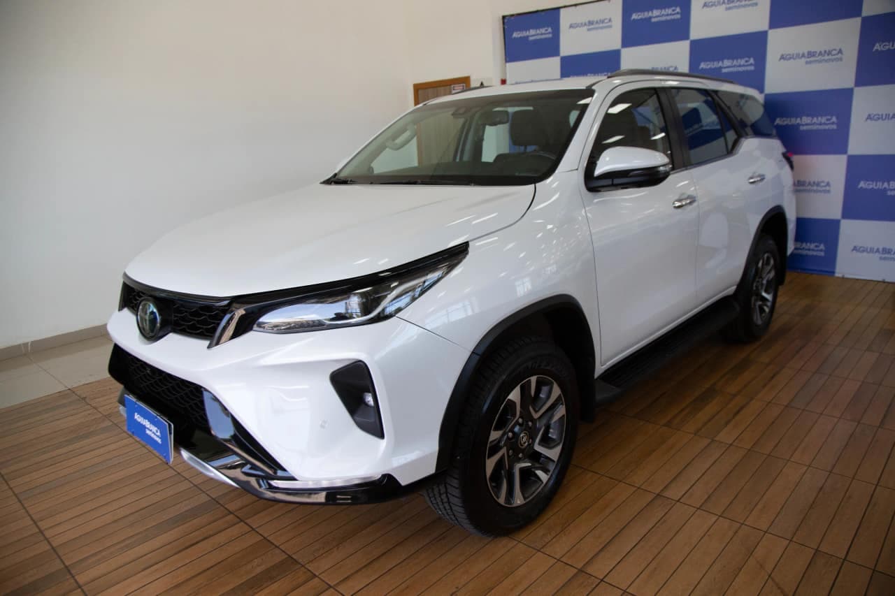 Toyota Hilux 2.8 D-4D TURBO DIESEL SRX PLATINUM 7L 4X4 AUTOMÁTICO