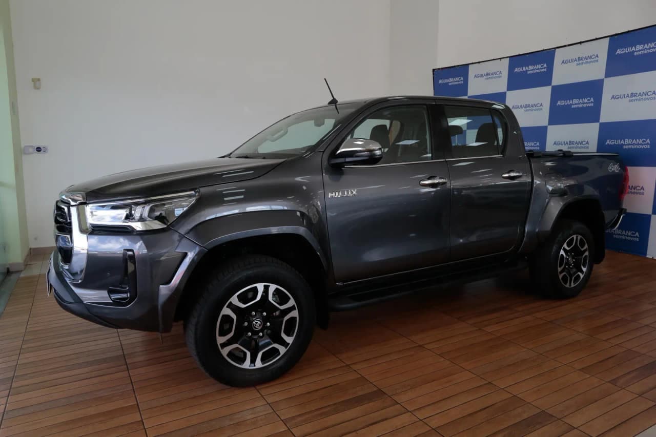 Toyota Hilux 2.8 D-4D TURBO DIESEL CD SRX PLUS 4X4 AUTOMÁTICO
