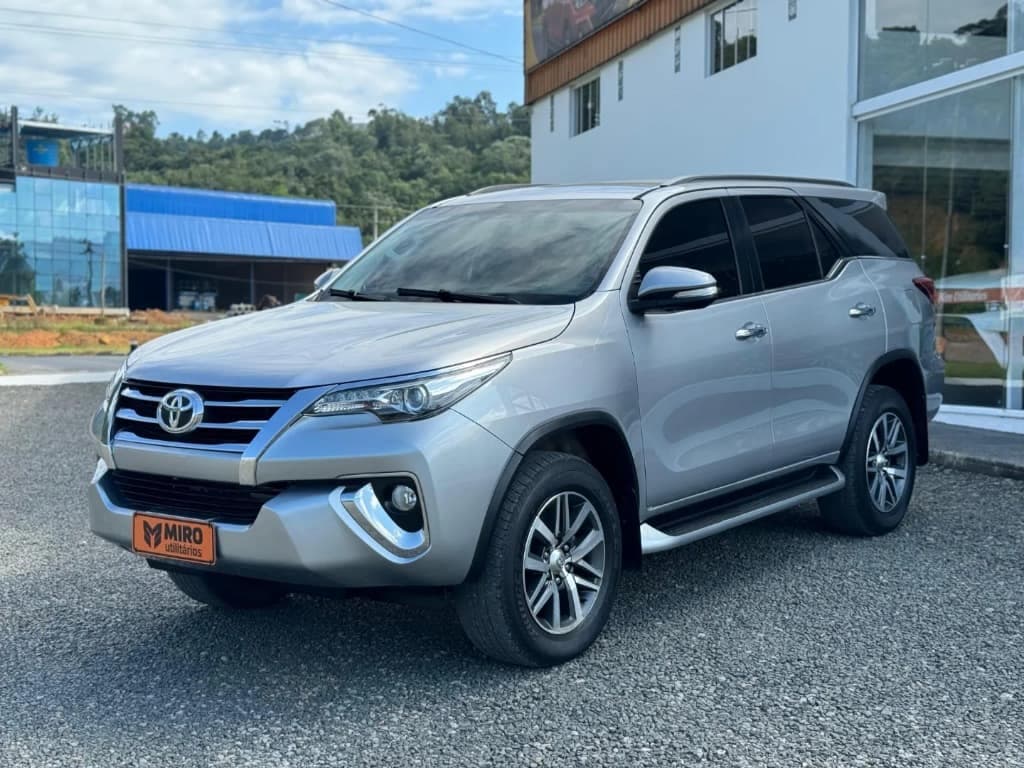 Toyota Hilux SW4 SRX 5 LUGARES