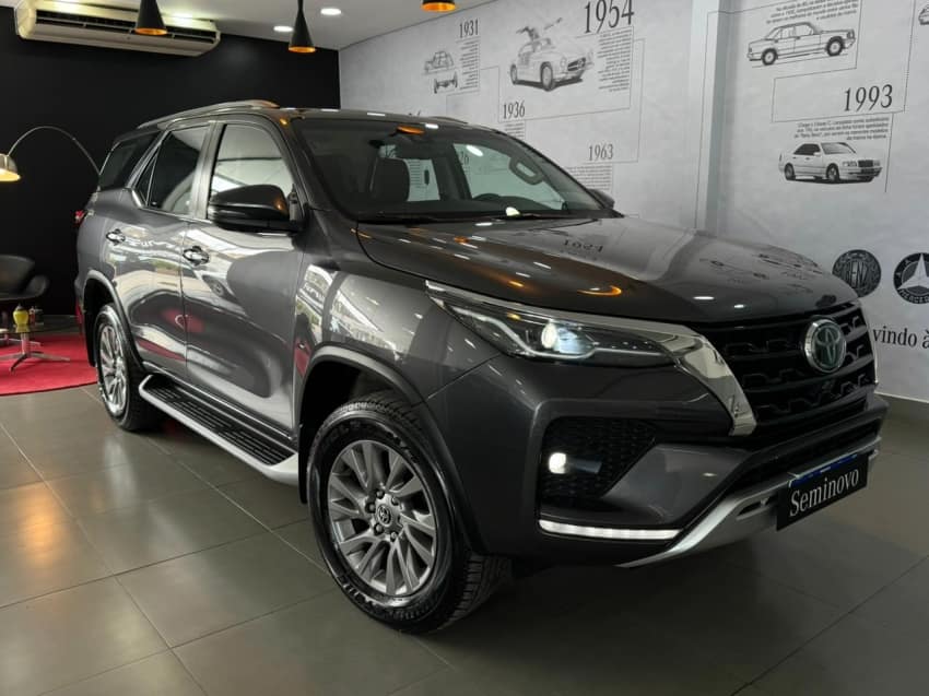 Toyota Hilux Sw4 2.8 D-4d Turbo Diesel Srx 7l 4x4 Automatico 4p 2022