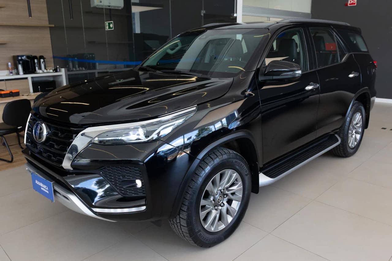 Toyota Hilux 2.8 D-4D TURBO DIESEL SRX 4X4 AUTOMÁTICO