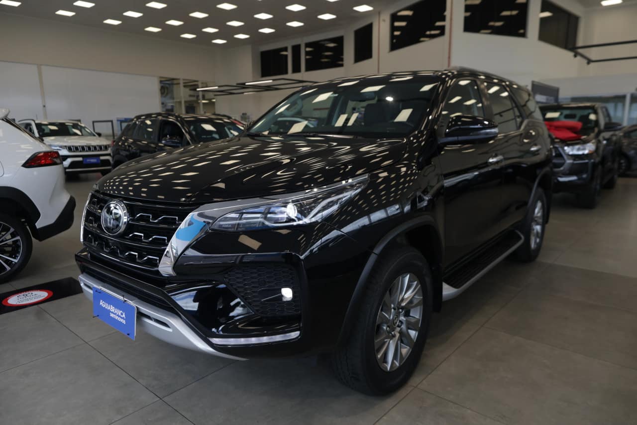 Toyota Hilux 2.8 D-4D TURBO DIESEL SRX 7L 4X4 AUTOMÁTICO