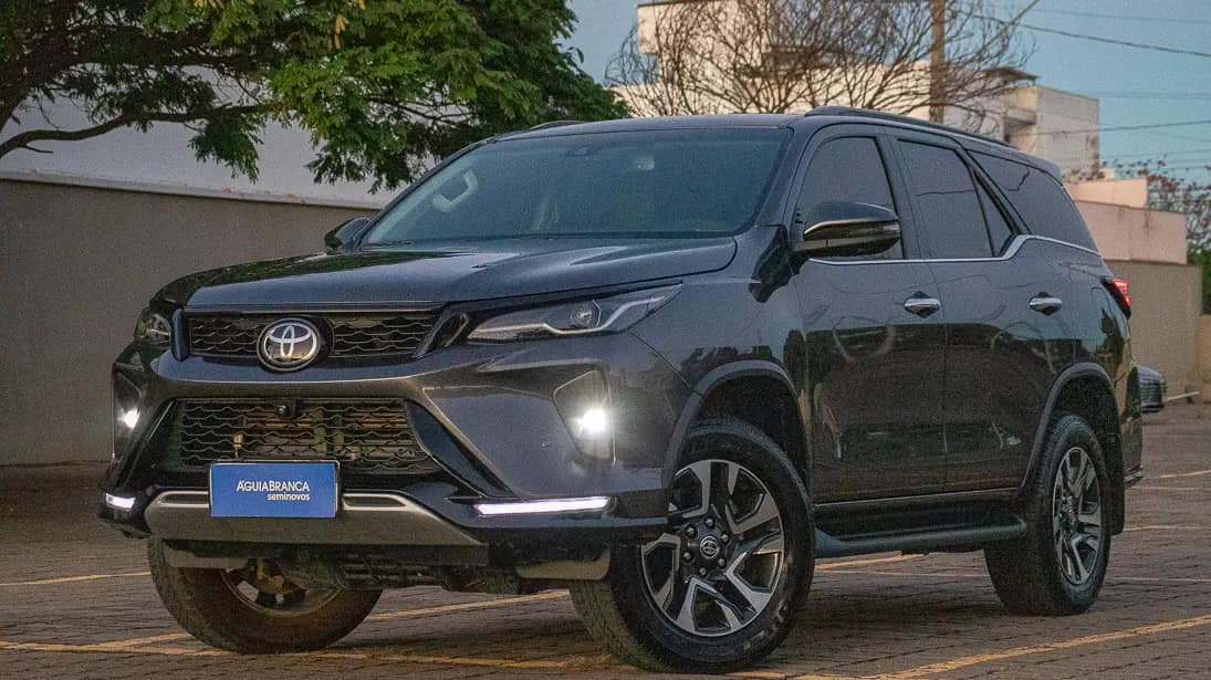 Toyota Hilux 2.8 D-4D TURBO DIESEL SRX PLATINUM 4X4 AUTOMÁTICO