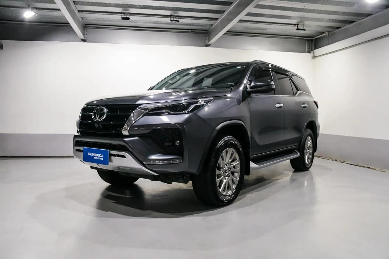 Toyota Hilux 2.8 D-4D TURBO DIESEL SRX 7L 4X4 AUTOMÁTICO