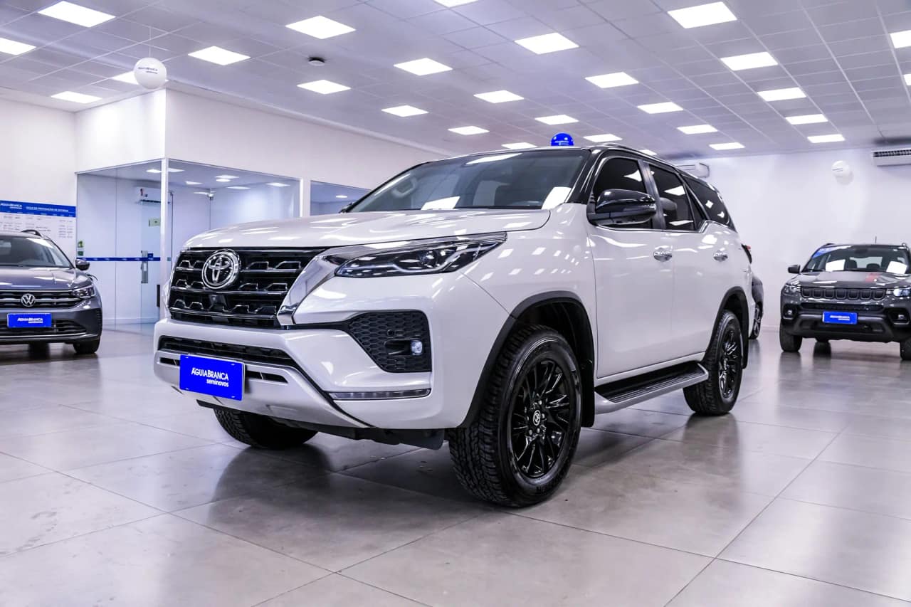 Toyota Hilux 2.8 D-4D TURBO DIESEL SRX 7L 4X4 AUTOMÁTICO