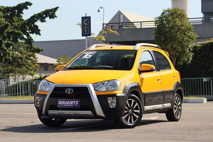 Toyota Etios CROSS 1.5 FLEX BANCOS DE COURO + MULTIMIDIA