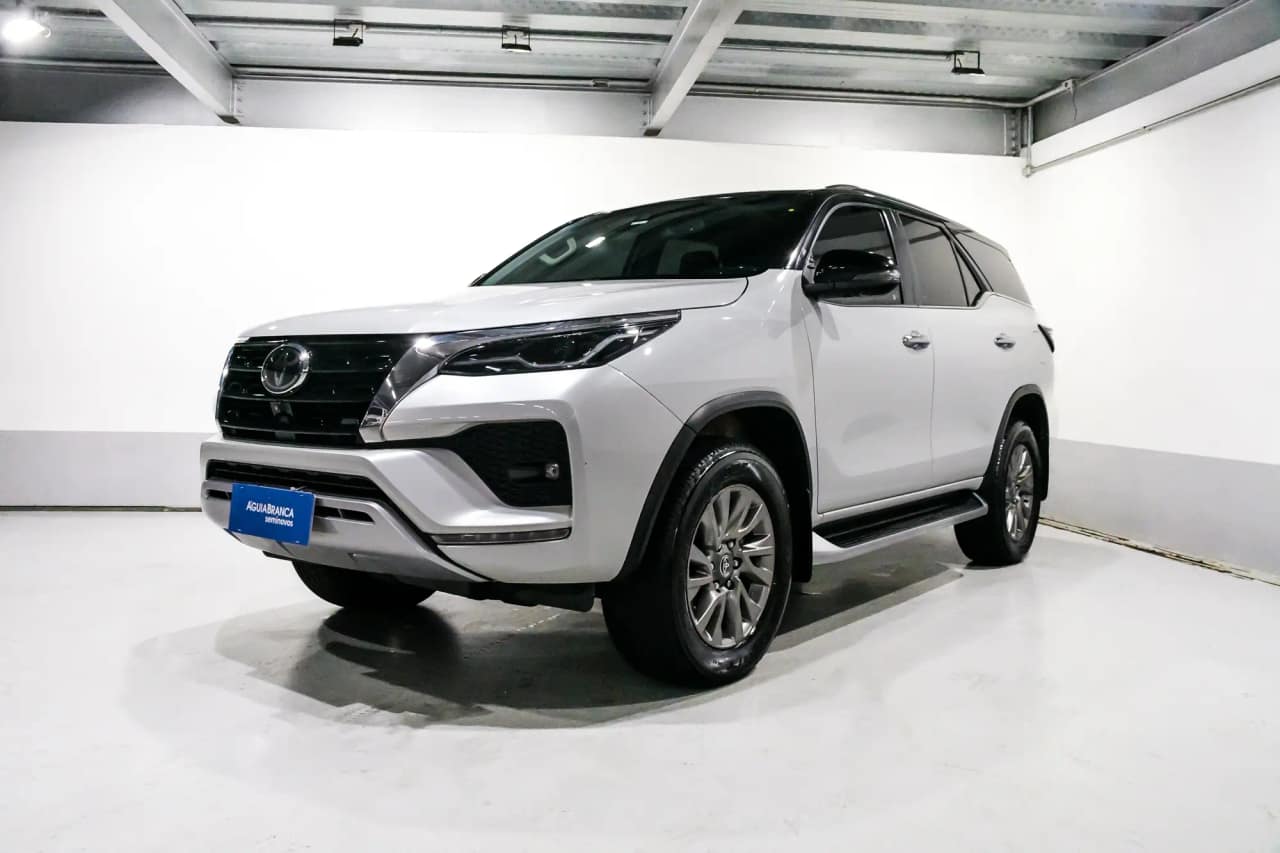 Toyota Hilux 2.8 D-4D TURBO DIESEL SRX 7L 4X4 AUTOMÁTICO