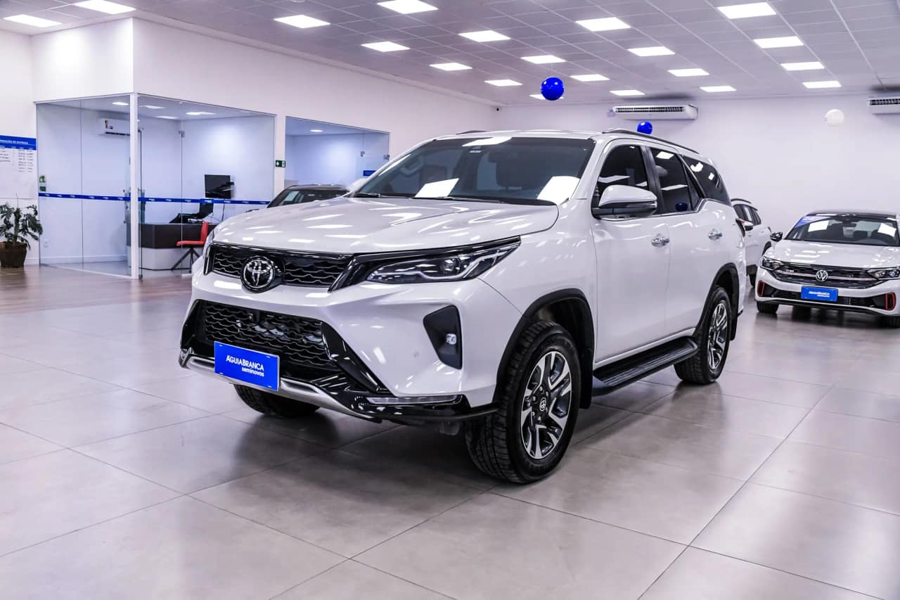 Toyota Hilux 2.8 D-4D TURBO DIESEL SRX PLATINUM 7L 4X4 AUTOMÁTICO