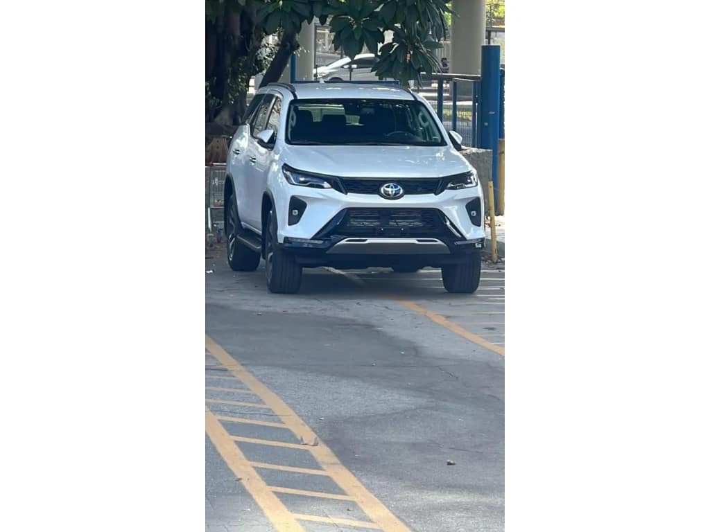 Toyota Hilux 2.8 D-4D TURBO DIESEL SRX PLATINUM 7L 4X4 AUTOMÁTICO