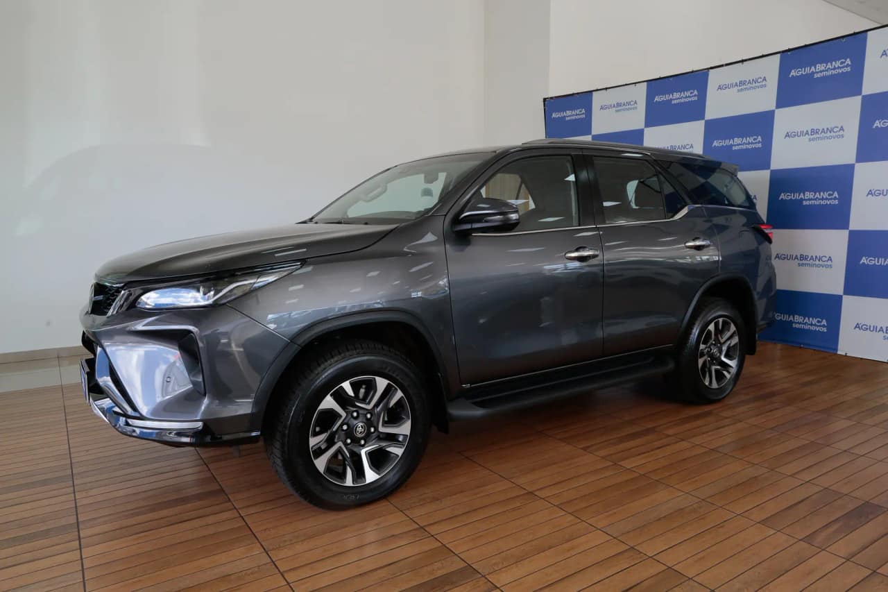Toyota Hilux 2.8 D-4D TURBO DIESEL SRX PLATINUM 7L 4X4 AUTOMÁTICO